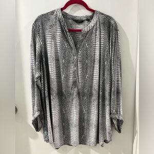 Investments Black & White Croc-Print V-Neck top, size 3X